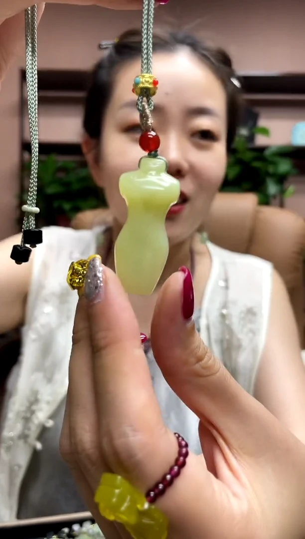 岫玉未镶嵌吊坠·
