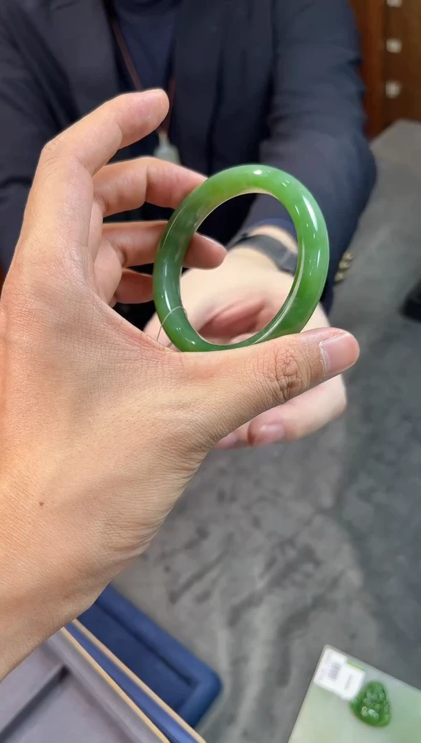 未镶嵌手镯和田玉一个圈口：55-57mm