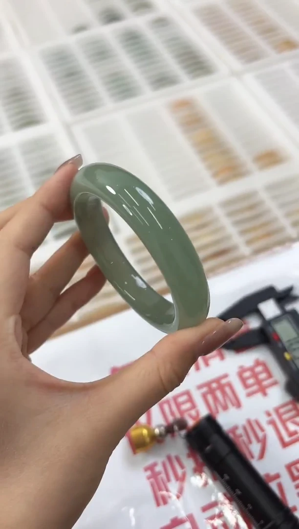 未镶嵌手镯石英质玉50-59D