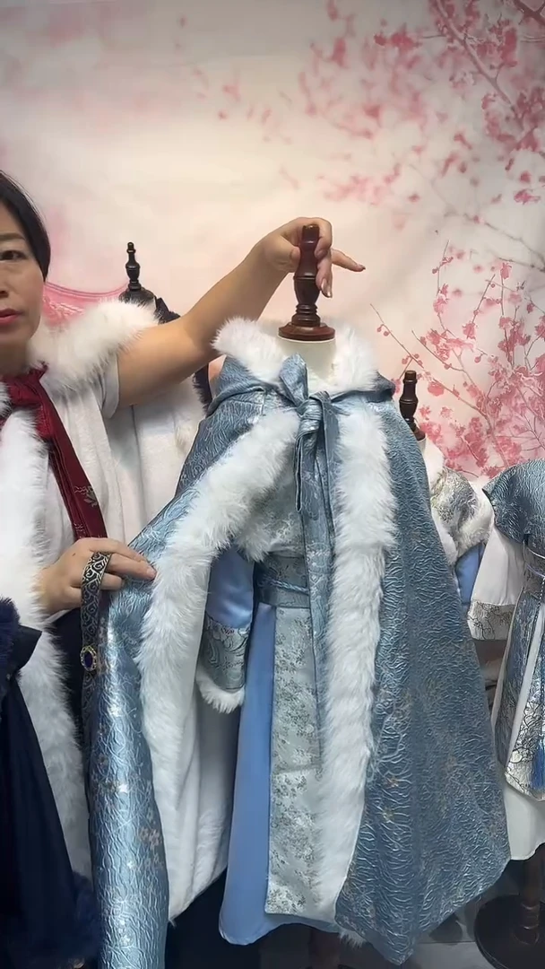 L*Y轻语加绒加蓝披风110送扇子头饰