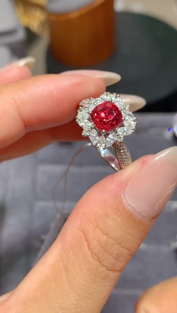 尖晶石戒指18K金镶嵌1.67CT