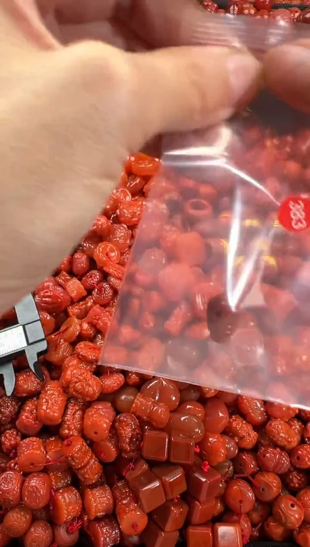 南红玛瑙未镶嵌颈饰1