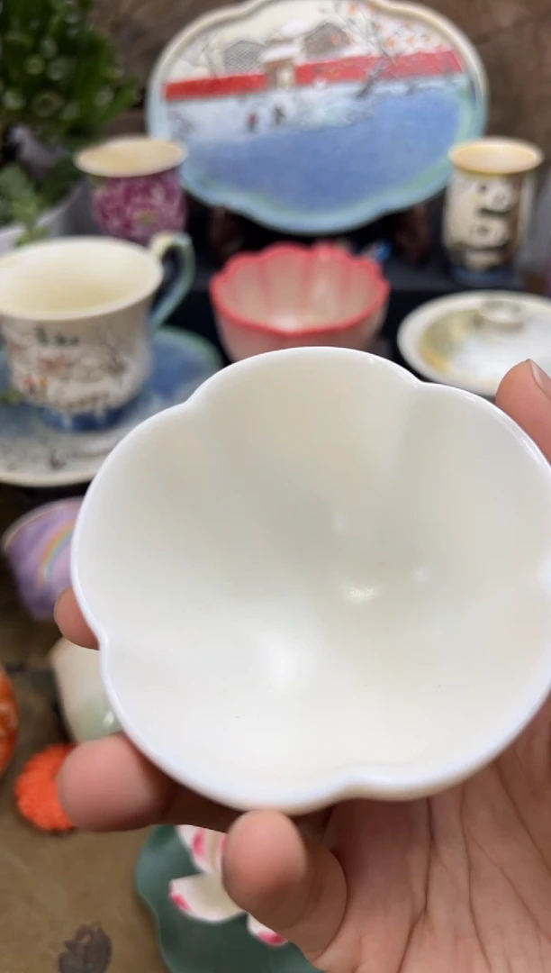 卓器白汝花瓣口杯