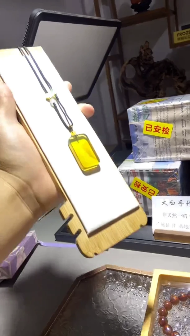 琥珀颈饰未镶嵌无事牌