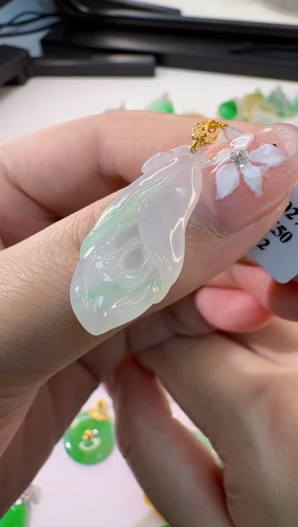 颈饰18K金镶嵌翡翠缅甸A货翡翠