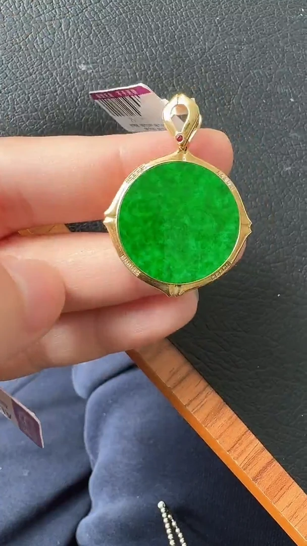 颈饰18K金镶嵌翡翠荣倩