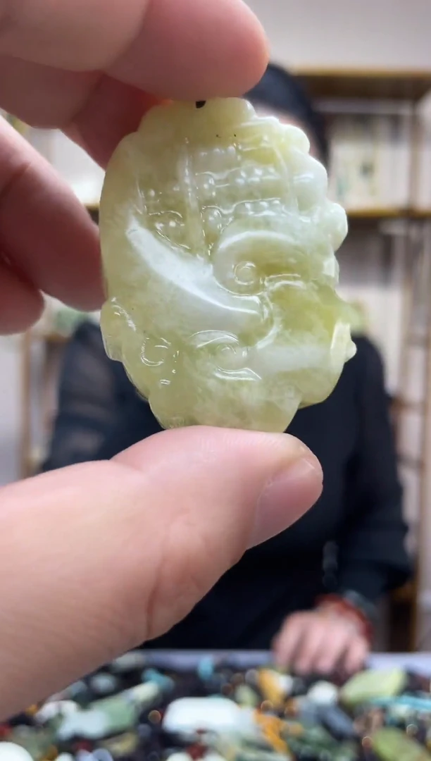 未镶嵌岫玉吊坠`