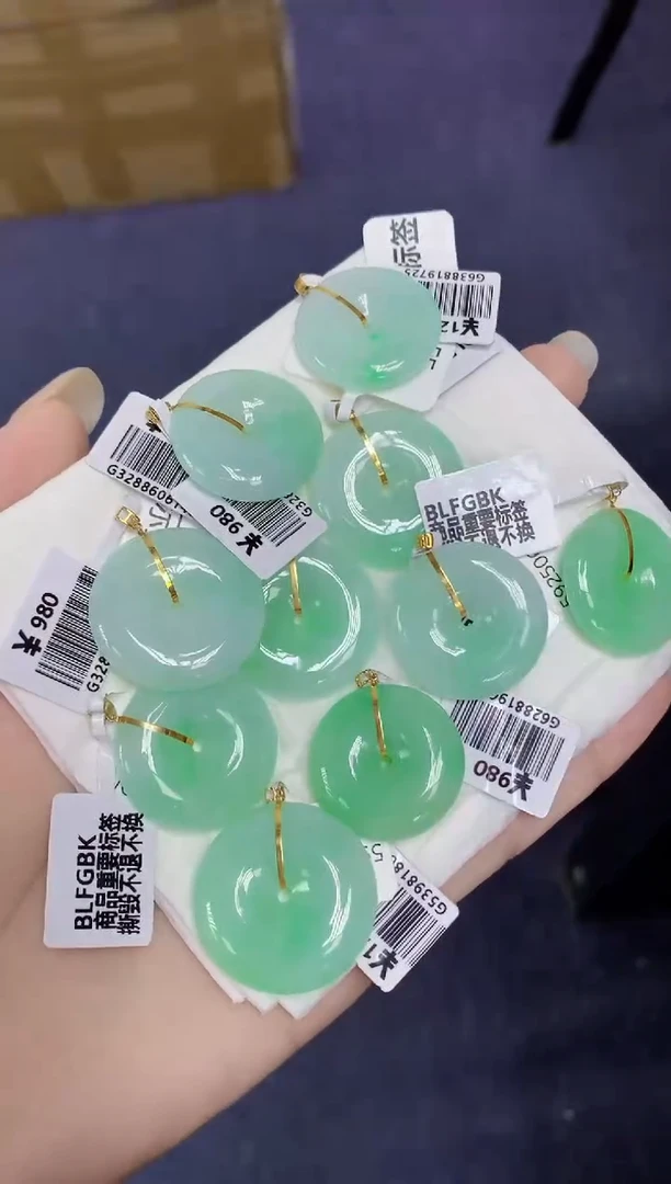 翡翠18K金镶嵌颈饰天然缅甸翡翠A货多样性发其一