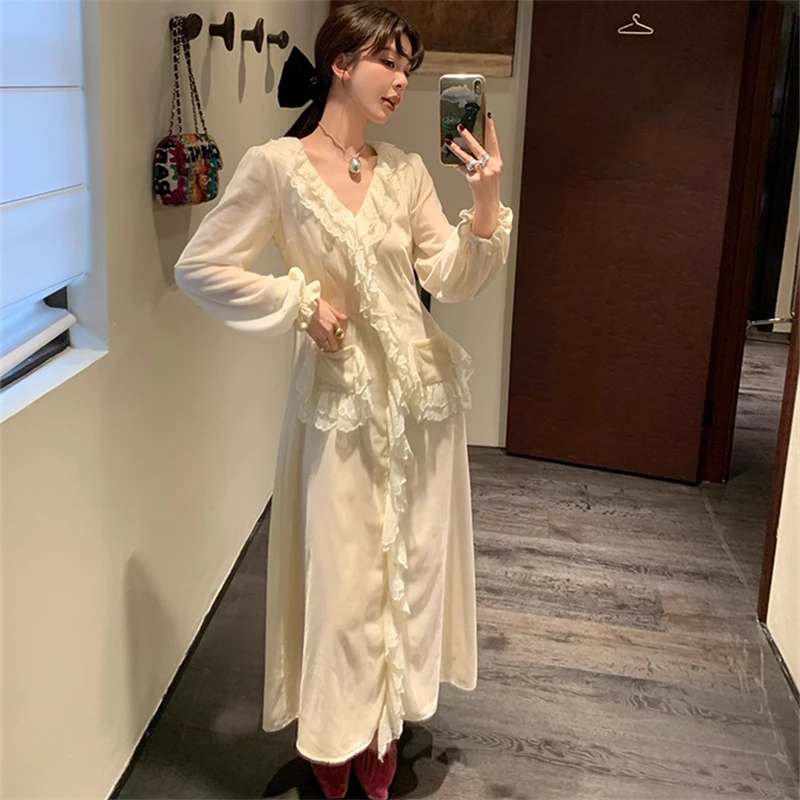 le rouge周美美 浪漫温柔节日氛围感蕾丝花边灯丝绒长款连衣裙