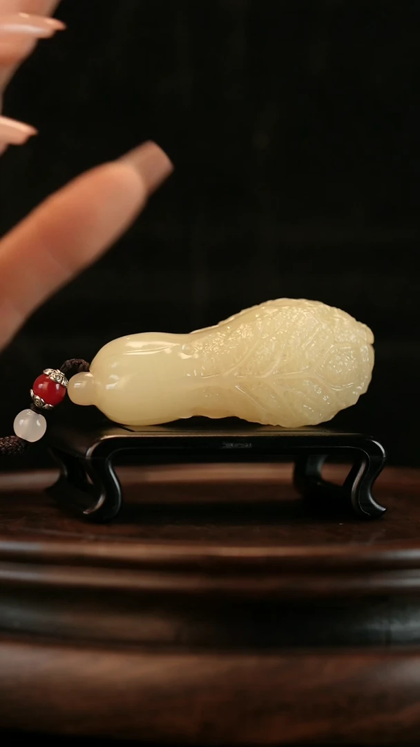 云南石竹叶青雕刻：手握白菜