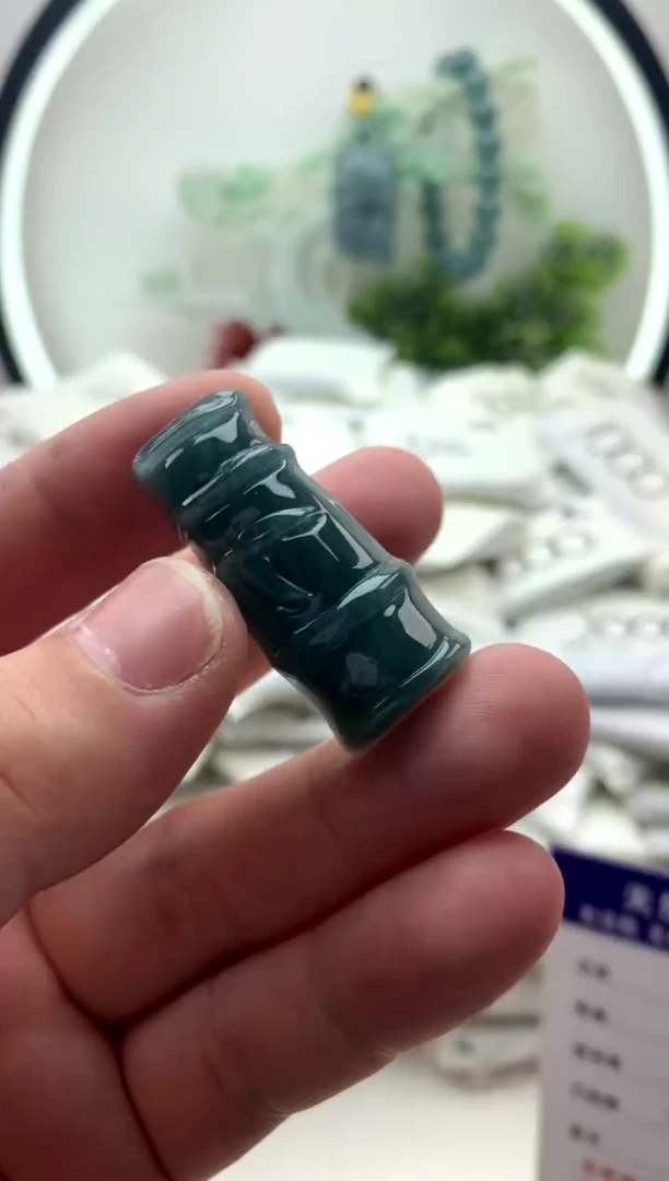 翡翠未镶嵌颈饰挂件