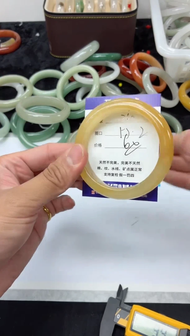 未镶嵌手镯石英质玉260