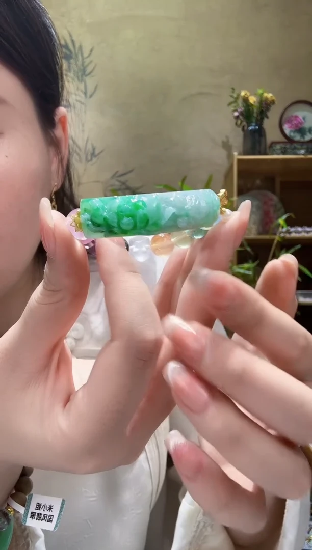 翡翠未镶嵌颈饰手牌