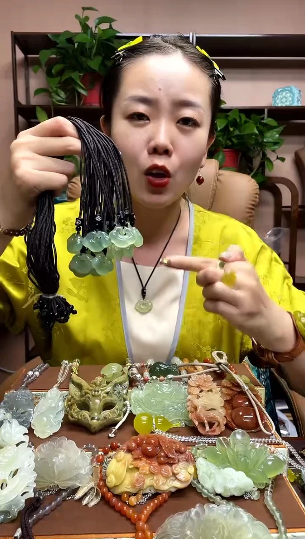 未镶嵌蛇纹石玉颈饰多样性发货发其中之一