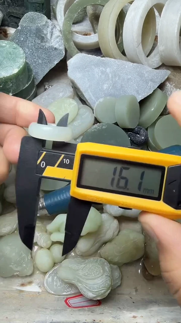 颈饰未镶嵌和田玉戒指 16.4