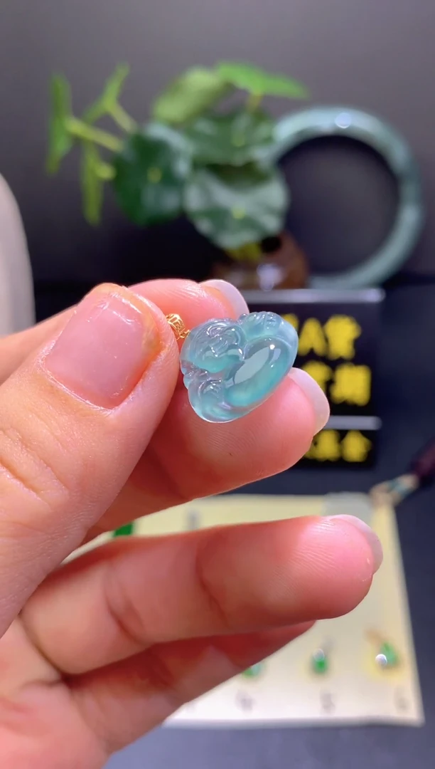 翡翠18K金镶嵌颈饰翡翠吊坠