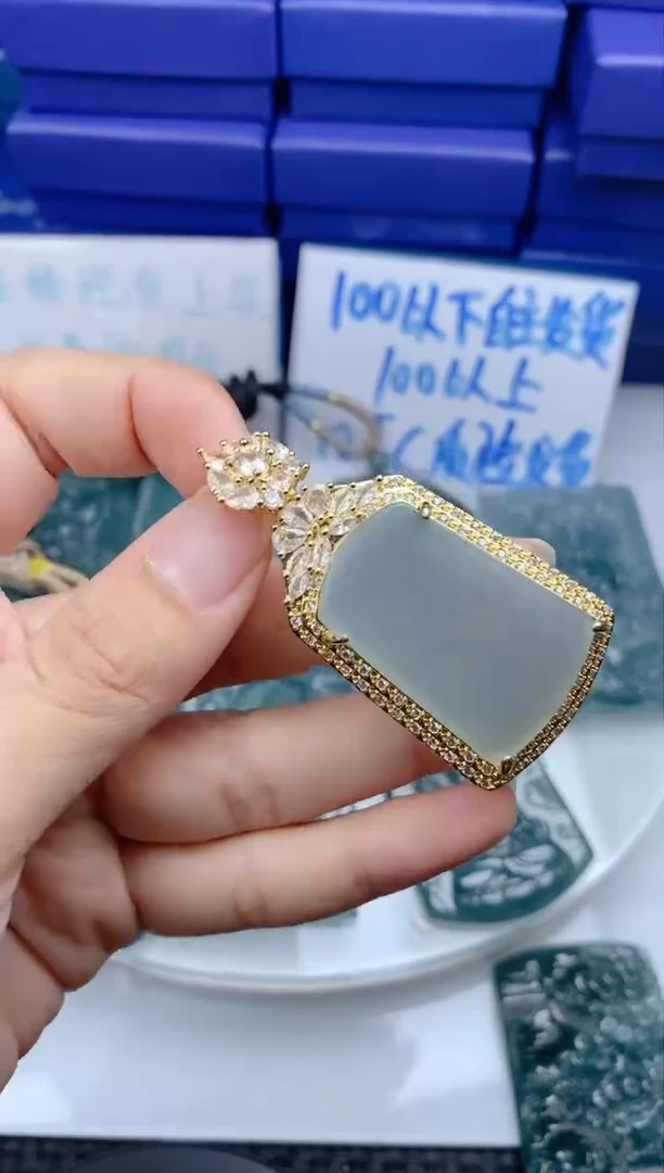 翡翠未镶嵌颈饰