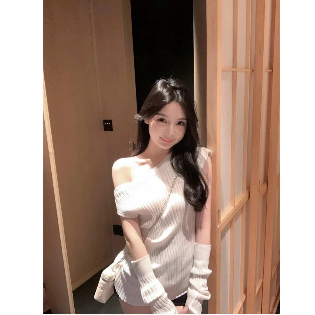 韩系时尚高级感斜肩露肩针织衫2025秋季新款长袖上衣女配显瘦短裤