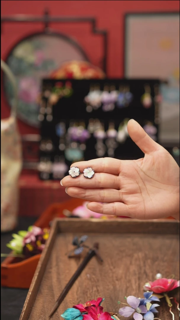 刺绣非遗绒花饰品