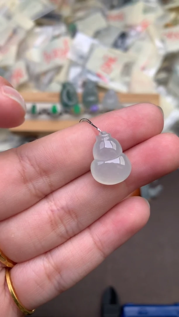 翡翠挂件未镶嵌 —