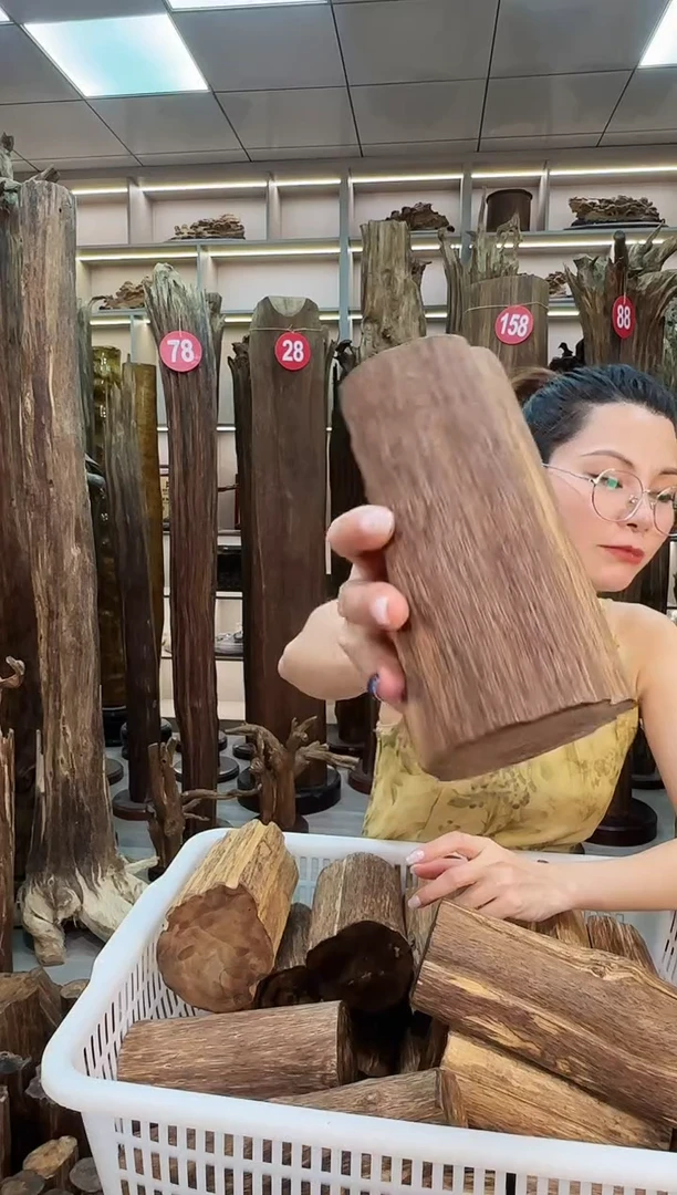 沉香碎屑沉香原料摆件工艺品一百以上带底座沉香
