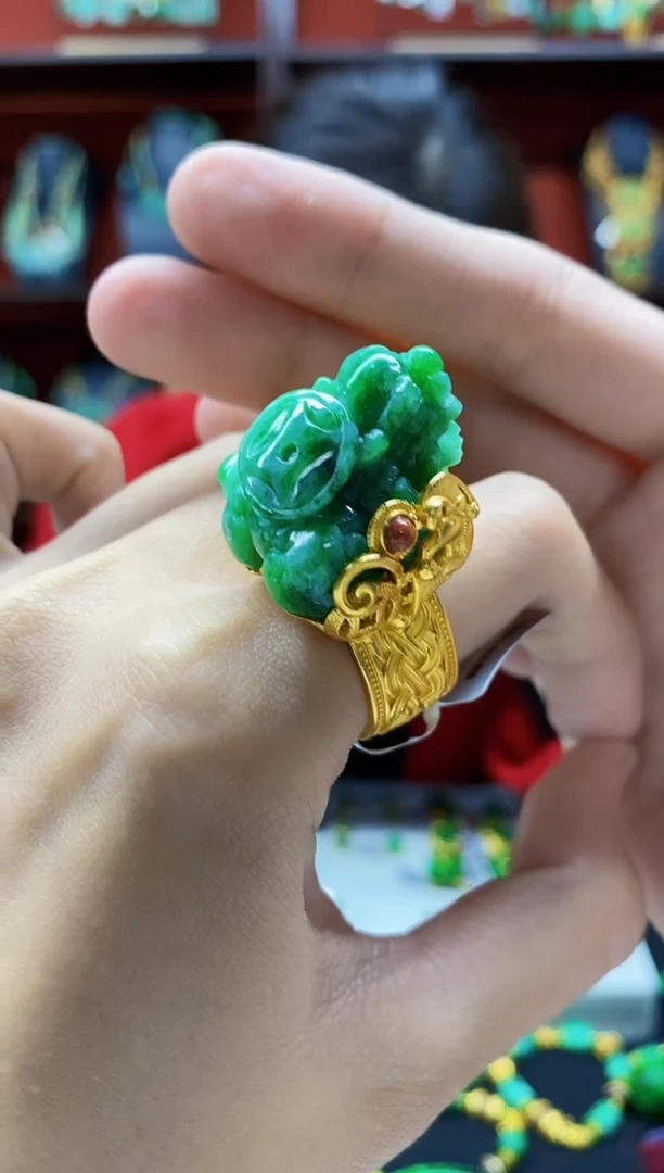 颈饰未镶嵌翡翠戒指