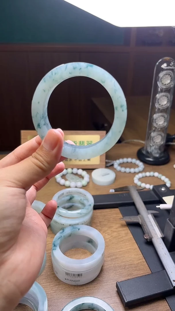 未镶嵌手镯定制翡翠墩*定制