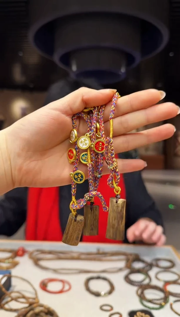 【闪购商品】沉香吊坠海南莺歌绿棋无事牌（多样性发其一）