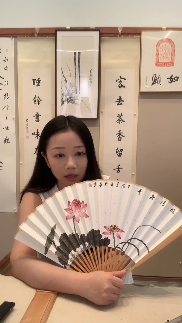 国画j夏老师国画成扇带锦盒一件