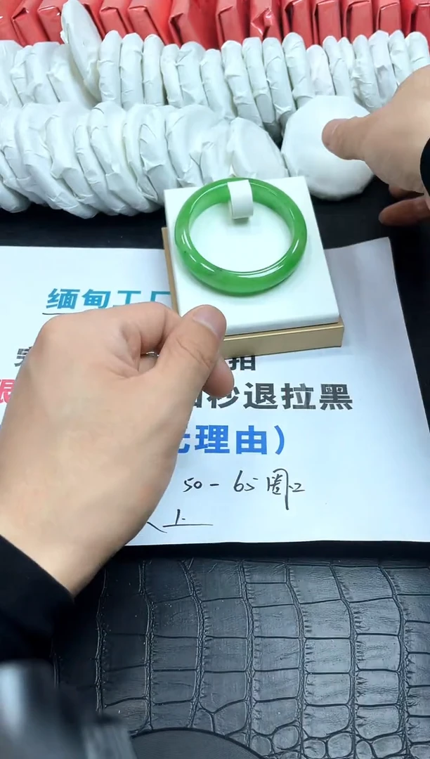 翡翠手镯未镶嵌所见所得，高冰手镯！