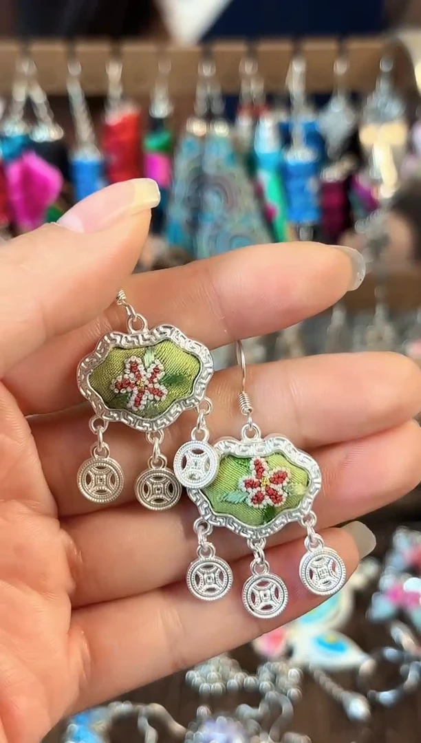 彩云南阁非遗老绣饰品528