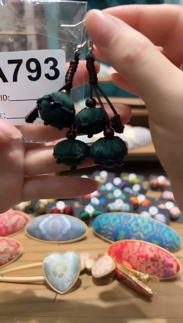 【闪购商品】【一物一拍专车】A793墨绿莲蓬耳环一对