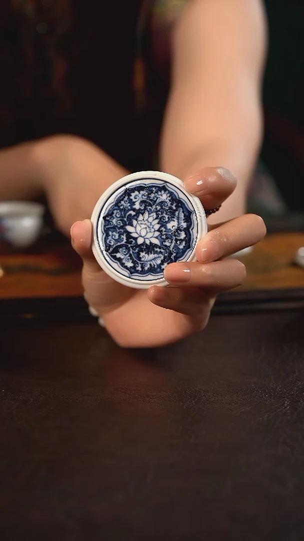 研山琢器蓝地缠枝莲小杯垫