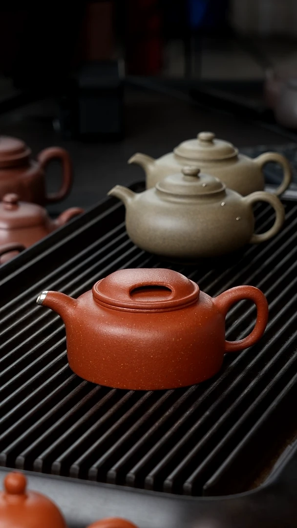 茶壶紫砂上***?红降坡微瑕半手160