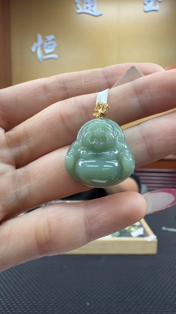 颈饰18K金镶嵌和田玉挂件