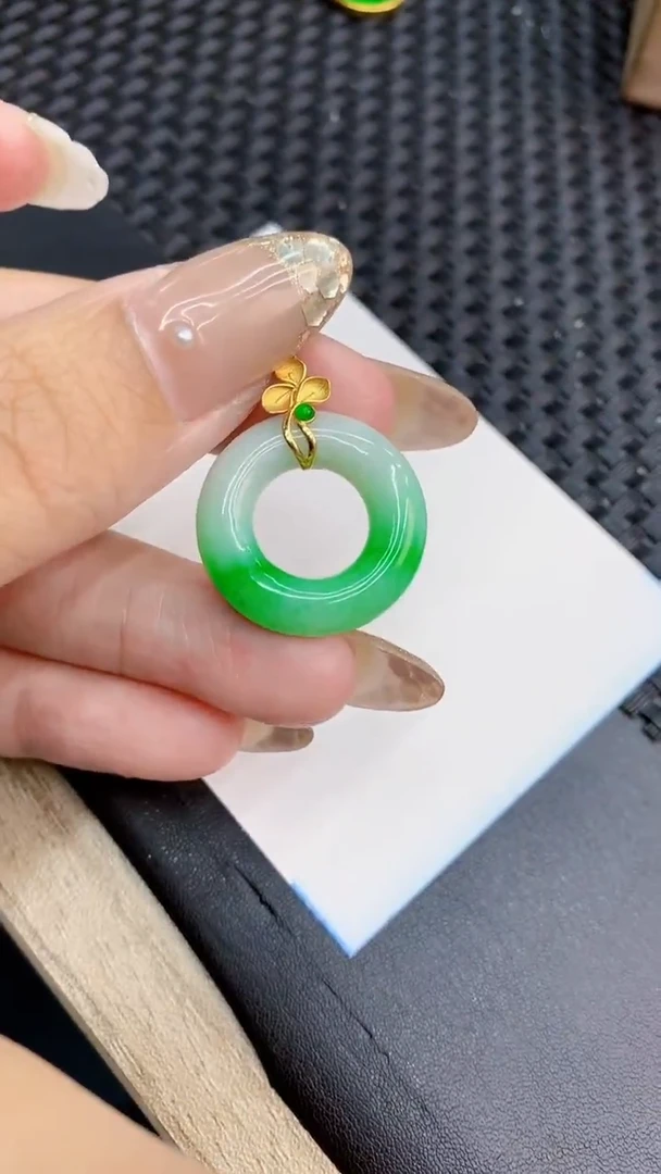 翡翠18K金镶嵌颈饰             8