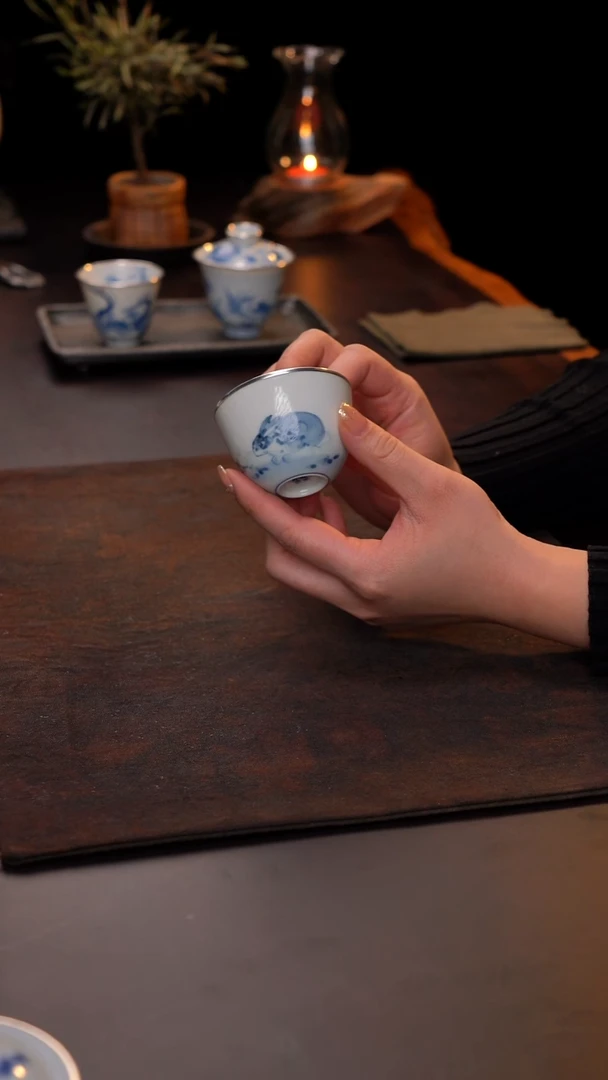 景德镇仿明青花手绘大白兔主人杯