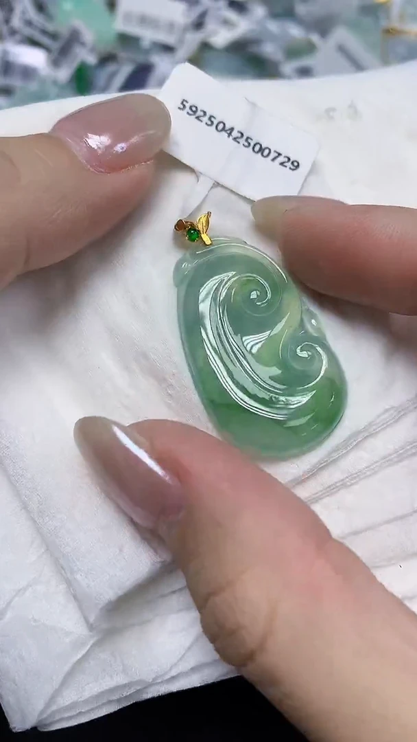 翡翠18K金镶嵌颈饰天然缅甸翡翠A货