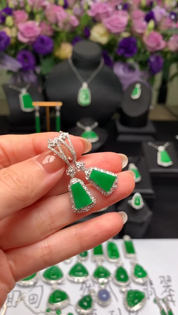 18K金镶嵌翡翠耳饰耳坠