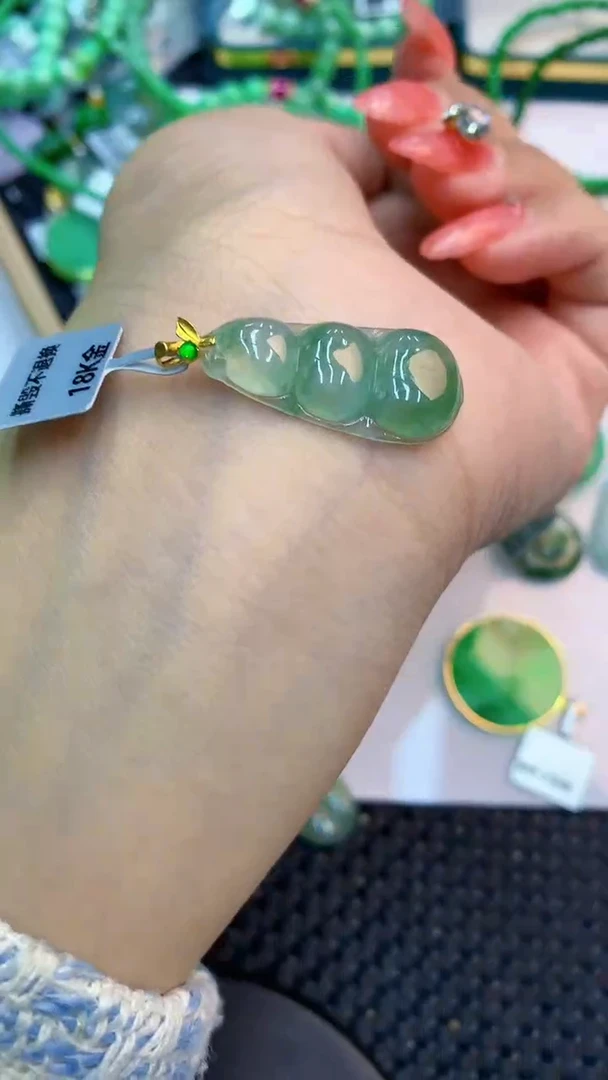 颈饰18K金镶嵌翡翠1