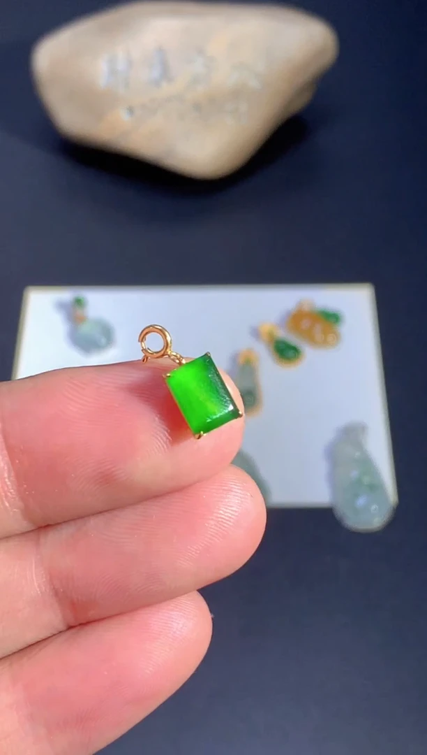 颈饰18K金镶嵌翡翠