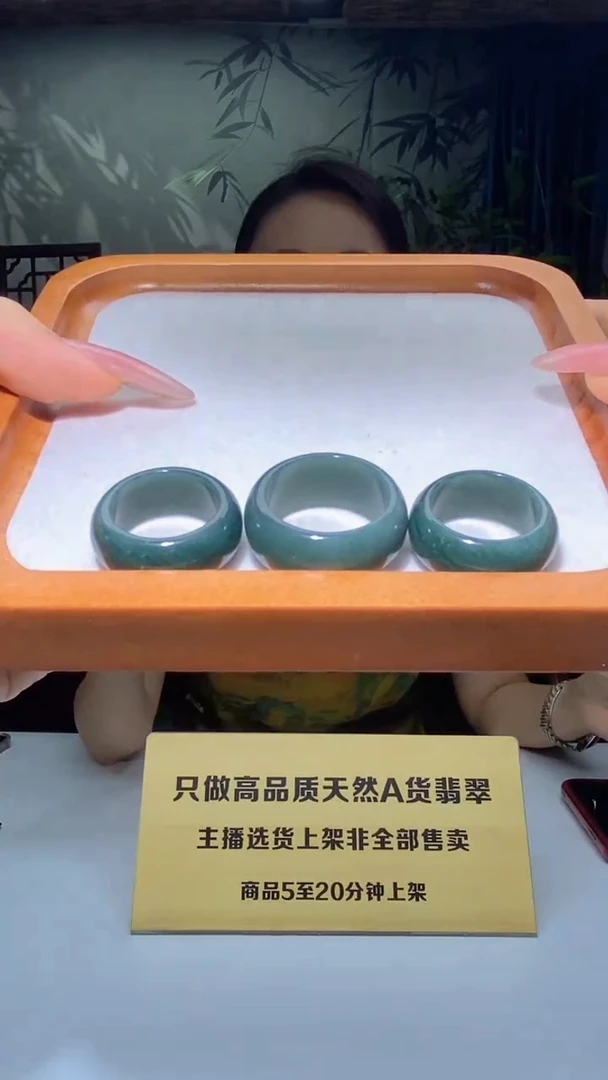 翡翠未镶嵌颈饰多样性发其一