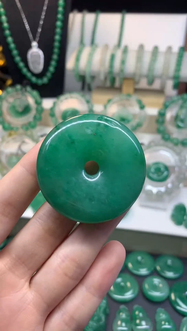 吊坠(不含链)未镶嵌石英质玉（非洲翠）46mm平安扣