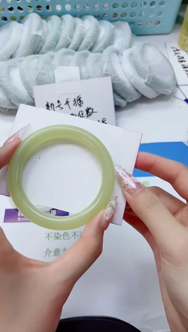 未镶嵌手镯石英质玉39-54.9