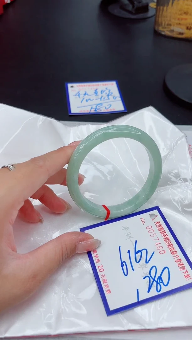翡翠手镯未镶嵌1