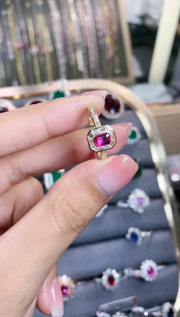 戒指18K金镶嵌红宝石·
