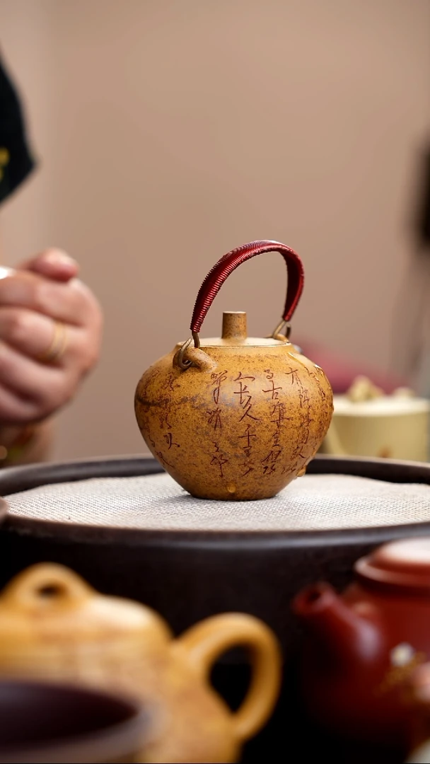茶壶紫砂高温烧黄金段提梁刻字