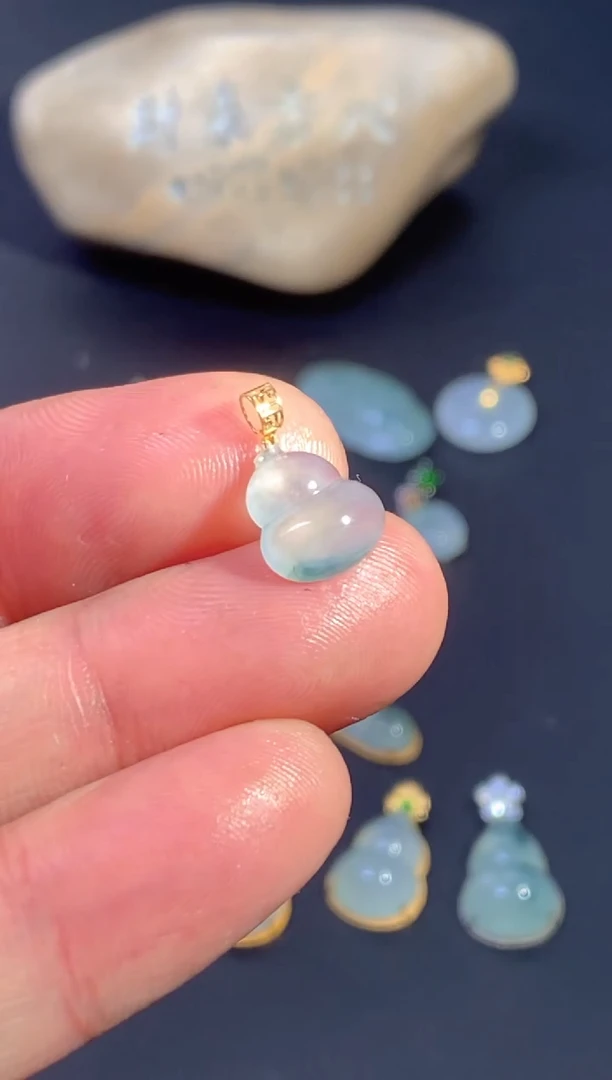 颈饰18K金镶嵌翡翠