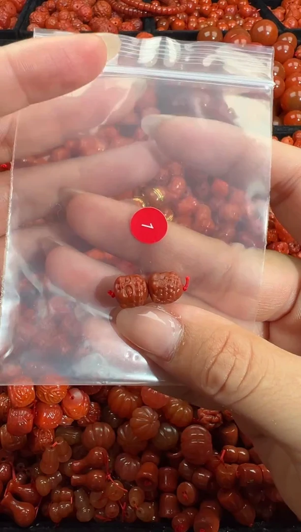 南红玛瑙未镶嵌颈饰1