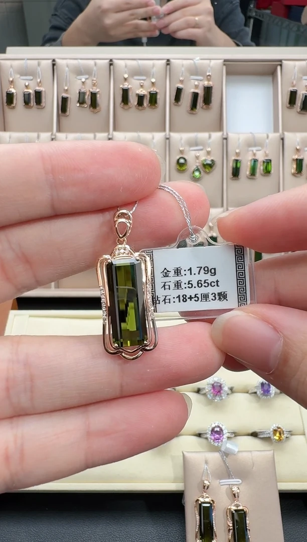 颈饰18K金镶嵌碧玺5.65